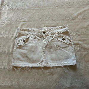 Jeans kjol - Lågmidjad vit jeanskjol! Midjemått 40cm tvärs över🤍💗💗
