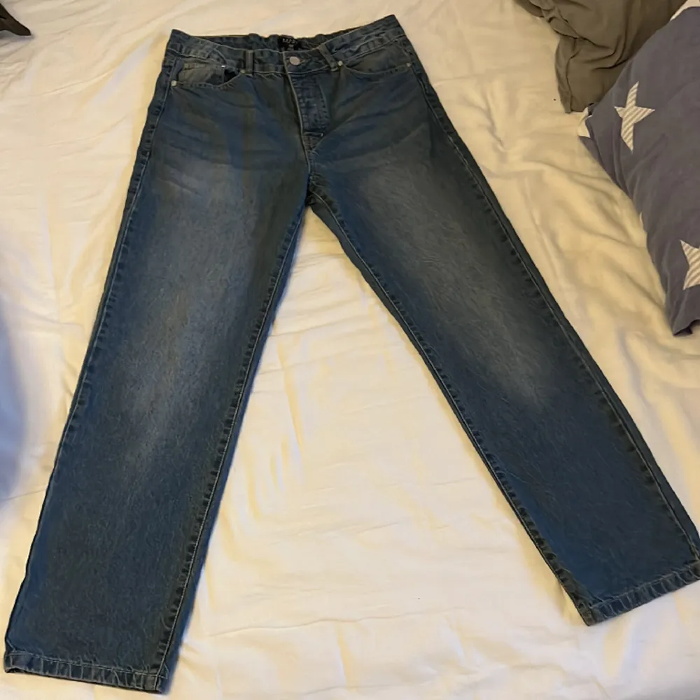 Fin blå färg med snygg tvätt.  Aldrig använda så cond 10/10 Storlek 48 och passar mig som är 182cm lång. Jeans & Byxor.