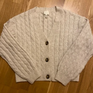 Kofta - Fin, stickad, beige kofta med tre knappar nedtill💕bra skick, inga defekter