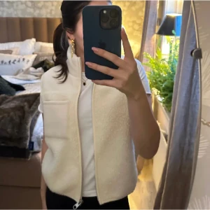 Päls väst - Säljer denna väst då den inte kommer till användning. Inga defekter. Köptes här på Plick men jag har aldrig använt den. Ser ny ut.