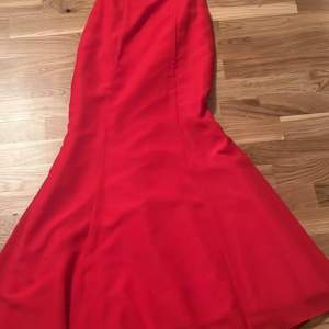 Röd afton klänning i stl 36 