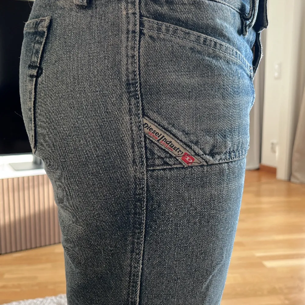 Skit snygga lågmidjade jeans från diesel😍😍älskar dessa men tyvärr för små för mig.  De är i storlek 28 men skulle säga XS eftersom tyget inte har någon stretch! Innerbenslängden är 86cm och midjemåttet är 40cm❤️. Jeans & Byxor.