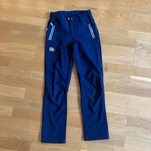 Skalbyxa  - Varm tunn skalbyxa med foder.  Perfekt för ett barn som inte vill ha täckbyxor. Inga hängslen och ser ut som ett par vanliga byxor. 