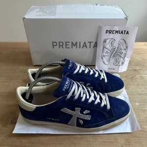 PREMIATA SKOR - Säljer Premiata skor i storlek 44! Skorna är i extremt fint skick, 9/10. Tillkommer Box (lite sönder) och kort. Slutsålda överallt men nypris ligger runt 4k, mitt pris 2799! Hör av er vid frågor eller funderingar📩