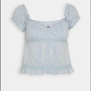 Urban Outfitters topp - Intressekoll på min slutsålda Urban outfitters topp💞Den är i storlek S och endast använd en gång. Ny pris 569kr💕Pris går att vid snabb affär 