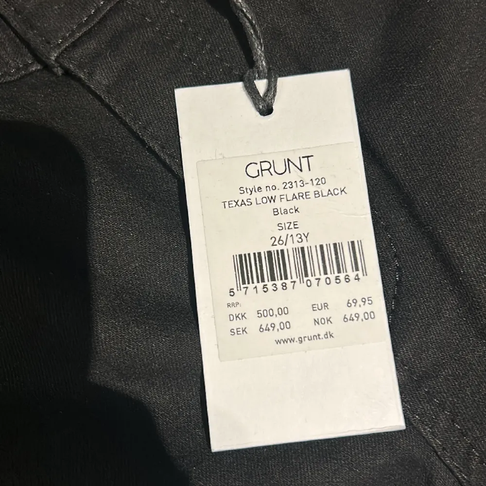 Jeans från Grunt! Helt oanvända med prislappen kvar på, säljer då dem va för små för mig. Köpta för 650 kr🌟. Jeans & Byxor.