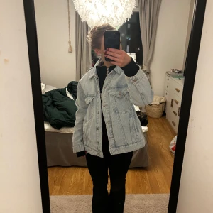 Jeansjacka - Skit snygg jeansjacka från mango till.  Storleken är L men det är absolut inte för stor utan perfekt för mig som är 164