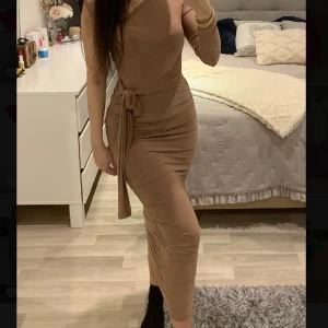 Klänning  - Superstretchig klänning i mycket fint skick, använd endast en gång 😍🌸 kan knytas fram eller bak. 