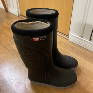 Powerboots - Powerboots - Polyver Orginal. Fint skick, se bilder. Inge fel på fodret inuti - Släppt lite högst upp bara. Super varma!  Stl 37-38 står det.  (Obs, Liten i storleken.)