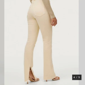 Gul-beigea jeans  - Dem är i storlek 34 vilket motsvara Xs ungefär. Dem är lite tightare vid midjan och bredare nere vid vadena. Köpta från Gina Tricot och bara använda ett par gånger. Dem har en liten liten fläck men annars inga defekter. Original pris 500kr