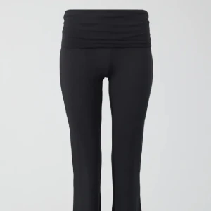 svarta yoga pants - Ett par svarta yoga pants från ginatricot. Skriv för fler bilder eller funderingar.💞