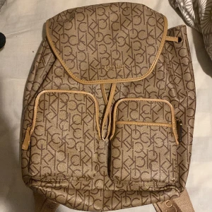 Calvin Klein väska  - Calvin Klein väska med datorfack. Bra skick  men med några slitage (se bild 3) pris 279kr. Pris är går att diskuteras :)