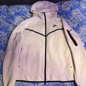 Vit Nike tech fleece  - Tröjan är i storlek medium och är i ett jätte fint skick. Syns inte på den att den är använd 