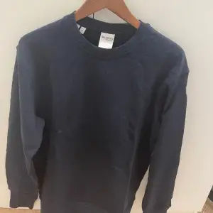 Sprillans ny sweatshirt från selected home. Köpt för 799. Säljer för 450kr. Helt oanvänd.