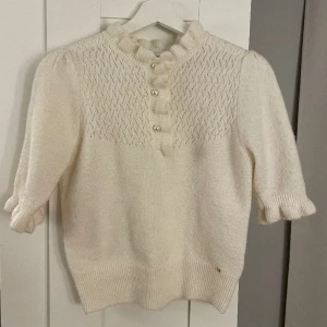 Stickad beige t-shirt💕 - Söt stickad t-shirt med pärldetaljer💕 Endast använd en gång då jag köpte den till jul, köpt för 250kr. Storlek xs men passar även s! Skriv vid funderingar!💗