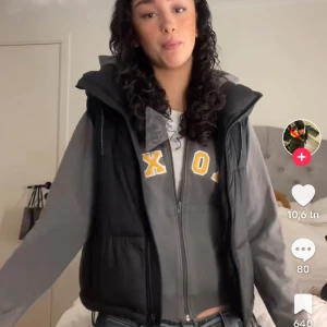 Väst  - Första och andra bilden är lånad. Varm och skön väst från zara. Perfekt till våren. Har använts väldigt sparsamt och är som ny. Pris kan diskuteras💖