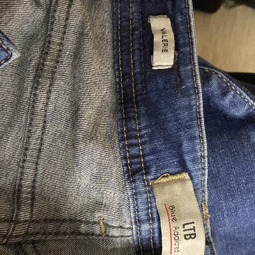 Så fina lowwaist bootcut jeans från Ltb i mycket eftertraktade valerie modellen!! Knappt använda, säljer då de är förstora för mig. Storlek 26/30. Så fina och trendiga!! Köpta på Zalando för 700 kr. Jeans & Byxor.
