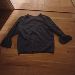 Blå trekvartsärm tröja - Jättefin blå trekvartsärm tröja från H&M rätt så varm och väldigt skön. 
