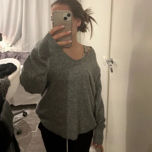 Stickad tröja - Jättefin v-ringad stickad tröja från hm💕