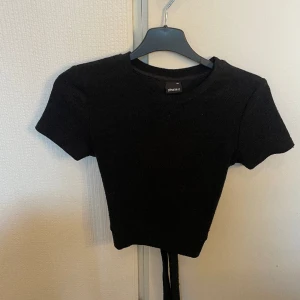 Öppenryggad topp - En jätte fin tajt t-shirt med öppen rygg! Fint snöre som hänger ner och som går att knyta💕 Skriv för mer info o bilder