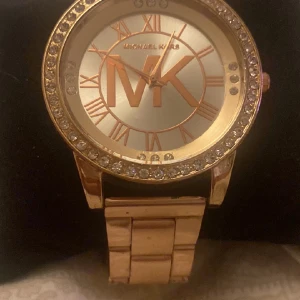 Michael Kors klocka  - Michael kors klocka i fint skick med endast behov av klockbyte☺️