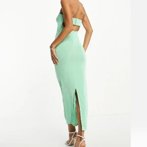 Tubklänning mintgrön  - Jättefin semesterklänning med tubmodell och fin mintgrön färg. Helt ny med lappar kvar! Köpte för 599kr säljer för 400kr