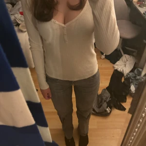 Tröja från Pieces  - Storlek L men ganska liten i storleken så skulle säga att den är M eller S. Priset är inte med frakt.