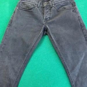 Dondup jeans - Säljer dessa svarta dondup jeans i storlek 32. Modellen på jeansen är george (slimfit). Nypris 3300. Skriv för fler frågor eller bilder! 