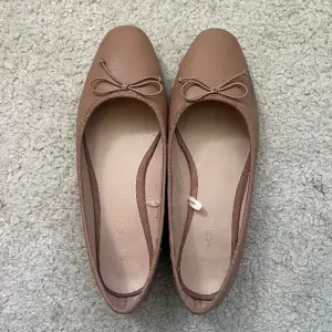 Så fina beiga ballerina skor!😍 Storlek 39. Använda 2 gånger!