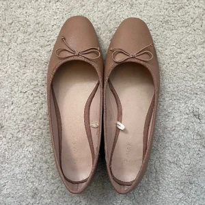 Ballerinaskor - Så fina beiga ballerina skor!😍 Storlek 39. Använda 2 gånger!