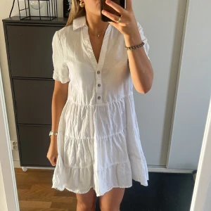 Vit klänning  - Super söt klänning i linne från Zara. Toppen till sommaren 