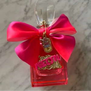 Juicy parfym - Kostar ungefär 600 ny. Den är 50ml använd lite men nästan full. 