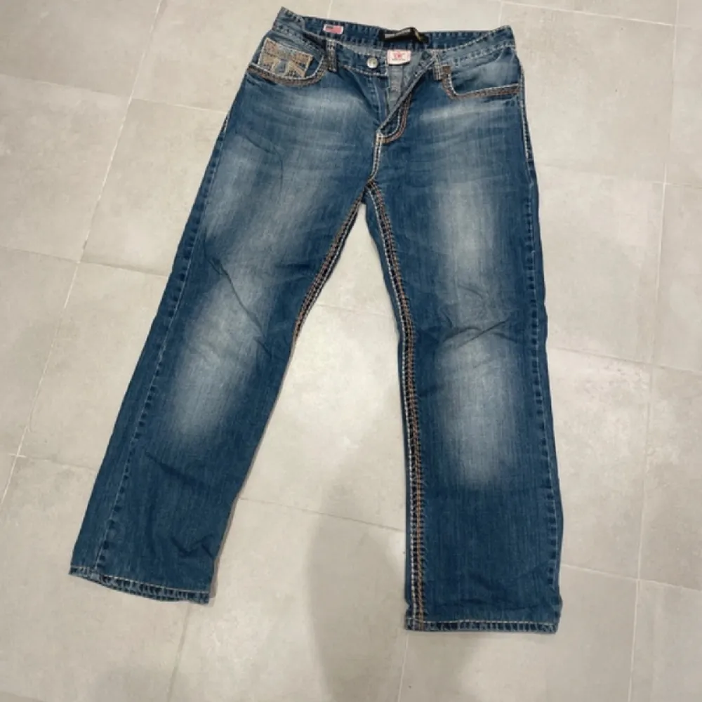 Säljer dessa superfina true religion jeans då de inte kommer till användning! Skriva för fler bilder samt mått💕. Jeans & Byxor.