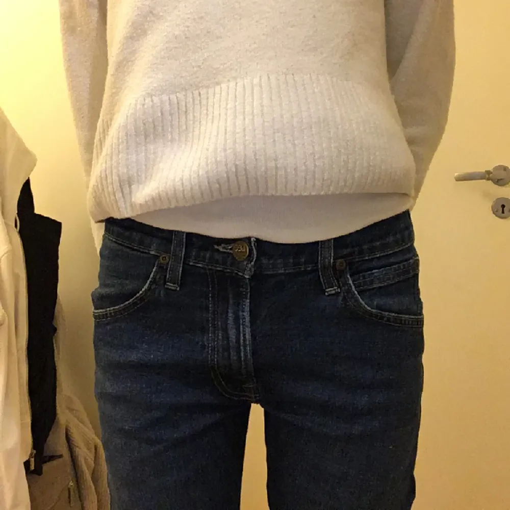 Supersnygga mörkblåa lowwaist Lee-jeans som tyvärr inte kommer till användning. Jeans & Byxor.
