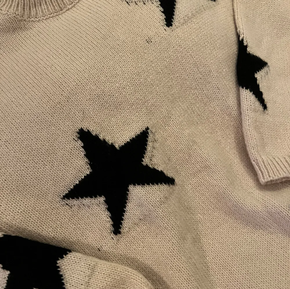 Härlig och generös stickad tröja med stjärnor. . Tröjor & Koftor.