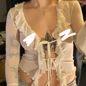 Topp  - Vit genomskinlig topp/blus aldrig använd