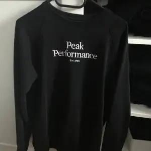 Snygg svart peak performance tröja. Passar folk med storlek S och M Hyfsat ny,  OBS: Pris kan diskuteras vid snabb affär