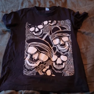 Svårt döskalle tröja - Jättefin och skön döskalletröja från Lindex, inga defekter, ser ut som ny. 