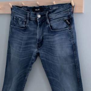 Tja! Säljer nu ett par helt nya och riktigt trendiga replay anbass hyperflex jeans! Skick 10/10! Storlek 31/32! Om du har några frågor eller funderingar är det bara att höra av dig! Allt gott//Melker