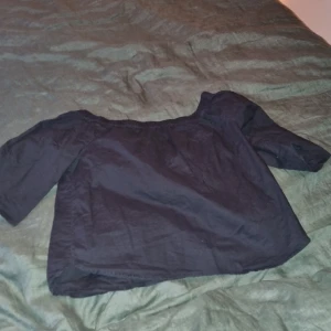 Svart blus - Som ny, säljer eftersom den är stor. 