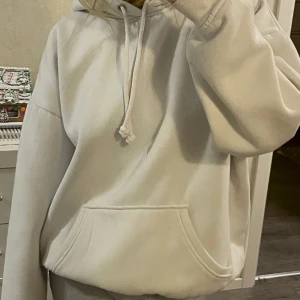 Bikbok hoodie - Vit hoodie från bikbok. Säljer då jag tycker den är för stor på mig. Lite nopprig och har en liten svag fläck på ryggen och ärmen, kom privat för bilder!🤍