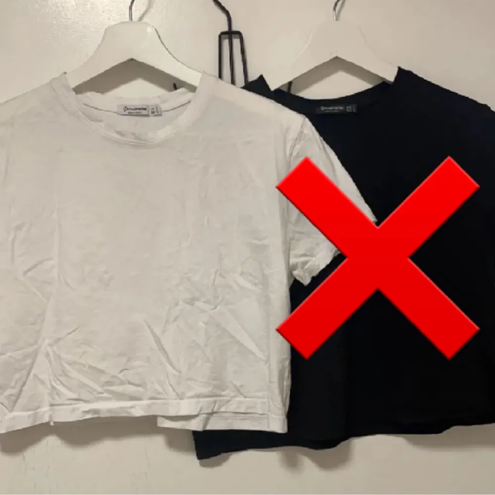 Vit croppad T-shirt från stradivarius, sparsamt använd så fint skick 🌸passar bra med t.ex. ett linne under eller bara som den är, strl S ❤️‍🔥. T-shirts.
