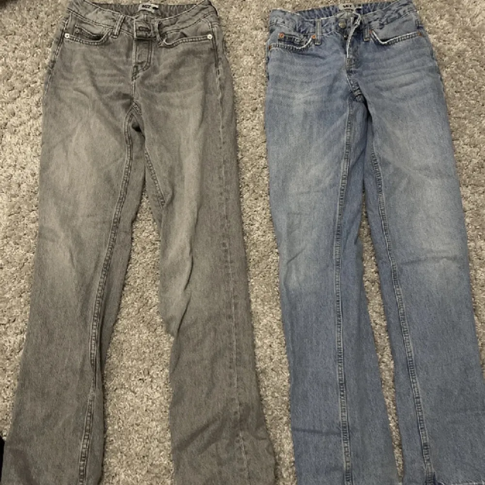 Lågmidjade jeans från lager 157 ”icon”. Man kan köpa båda två eller ett par. Säljer pga att dom inte används längre, för att dom är för långa för mig 💞 tar emot prisförslag. De blåa är slitna i kanten för att jag gått på dom 💕. Jeans & Byxor.