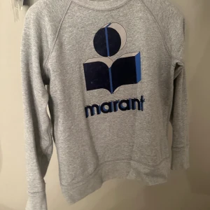 Isabel marant tröja  - Säljer denna isabel marant tröja åt min syster, den är i gott skick med en lite slitning på loggan. Den är i storlek xs passar mig som är 170.  Priset kan diskuteras😊