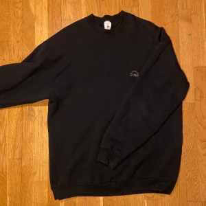 Svart tröja - Väldigt fräsch röd tröja från fruit of the loom köp!! Storleken är xl men jag tycker den känns lite mindre än det, den ser mest ut som en baggy oversized tröja på mig som vanligtvis brukar ha M/L