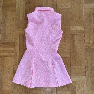 Retro 60-tals klänning  - I använt men fint skick, en liten defekt vid dragkedjan 