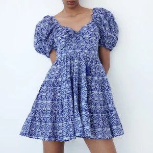 Kort mönstrad zara klänning  - Säljer då den inte kommer till användning nyskick! 