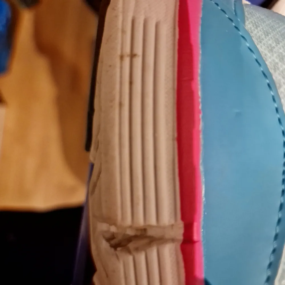 Peperoni skor stl 38  Endast använda två gånger Små fläckar finns, se bild. Men de kan säkert tvättas bort.  #träningsskor #rosa #pink #blå #blue #skor #träning . Skor.