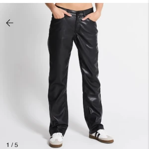 Skinnbyxor - Skinnbyxor från lager 157. Köpta för 400kr och endast använda en gång så de är i nyskick. Skriv för fler bilder💕