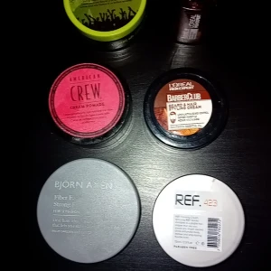 Massa waxer och hårprodukter(knappt använda?  - Bra kvalitet på alla waxer bara dyra märkes waker som gör sitt jobb inga skit grejer.